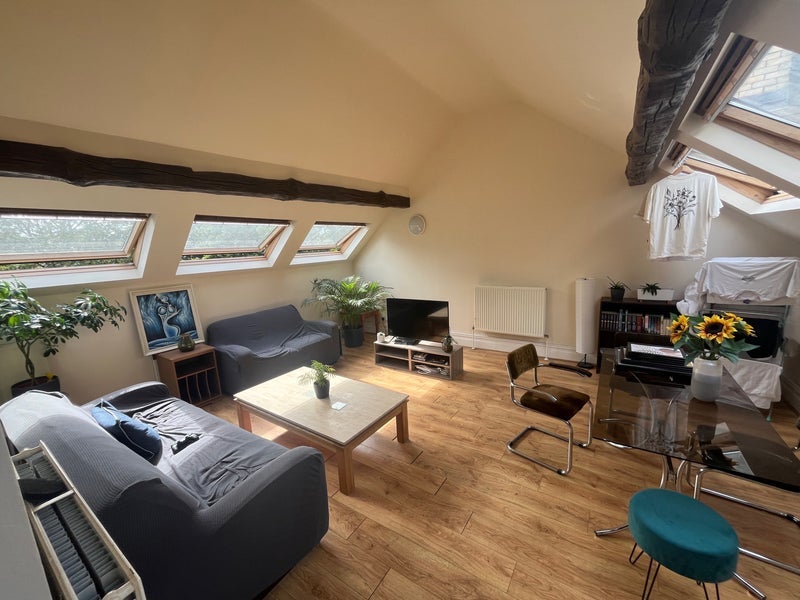 Room Hollyroyde Close in Manchester