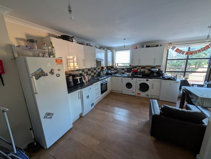 Room Plover Way in Greater London