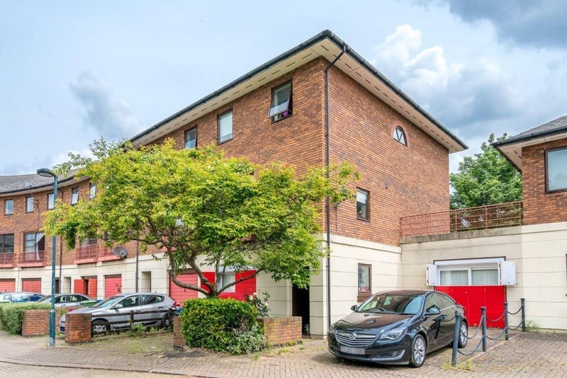 Room Plover Way in Greater London