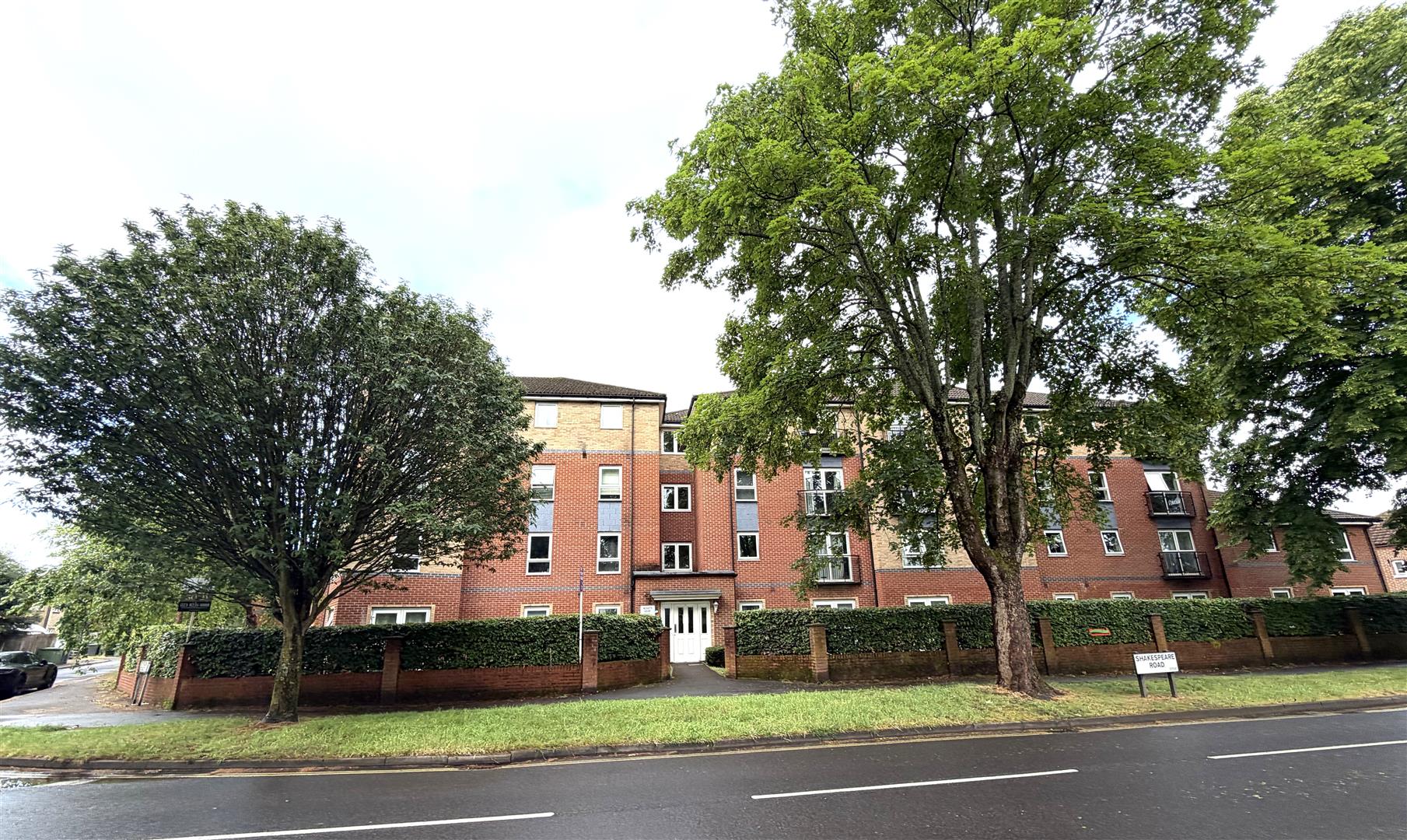 Flat Byron Road in Eastleigh