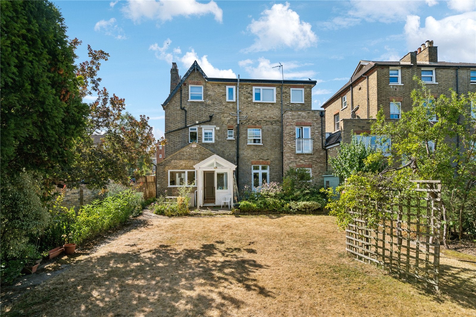 Flat Sheen Road in Greater London