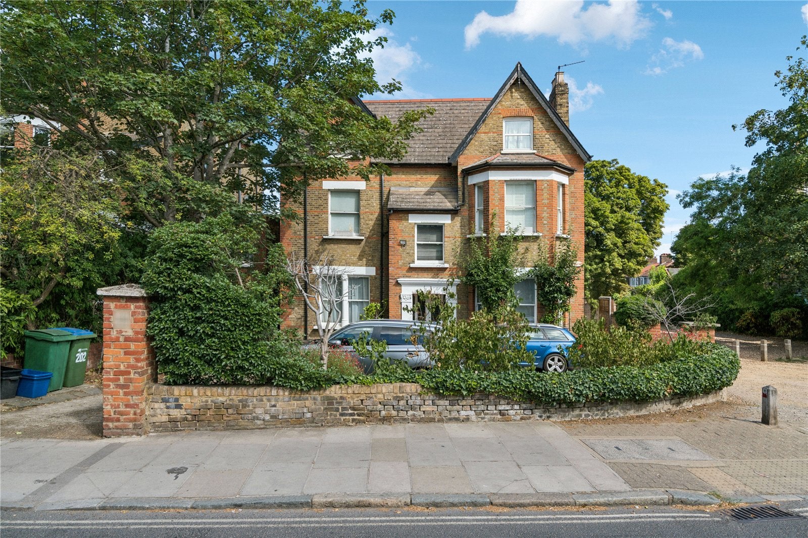Flat Sheen Road in Greater London