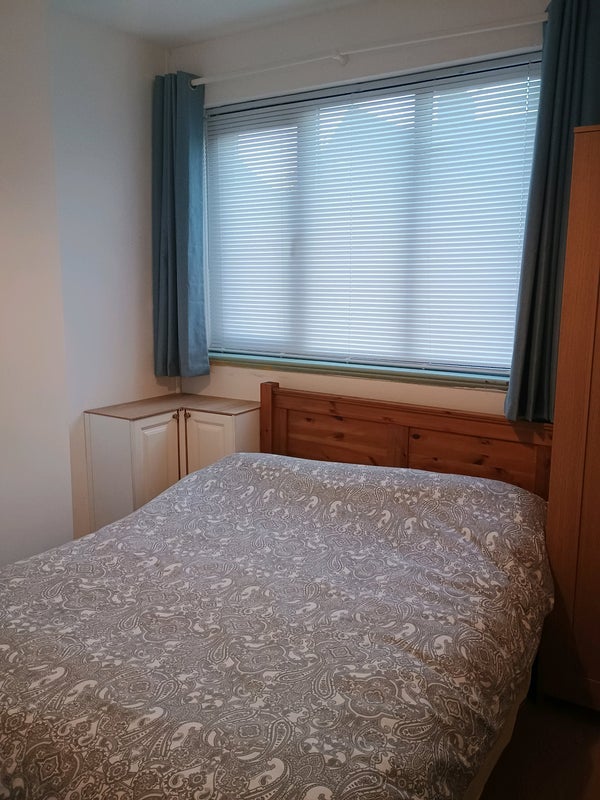 Room Francis Road in Salford