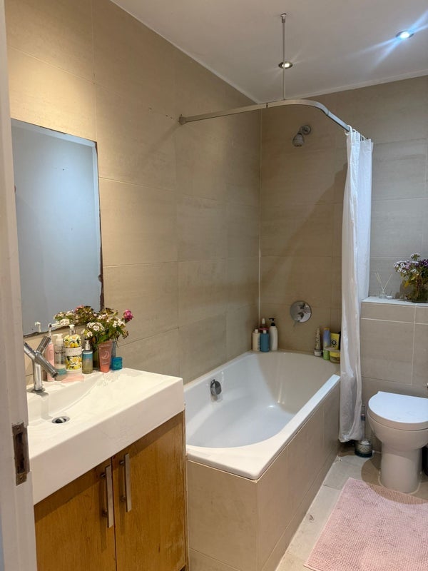 Room Avenue Road in Greater London