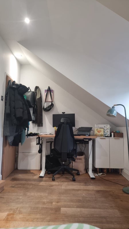 Room Avenue Road in Greater London