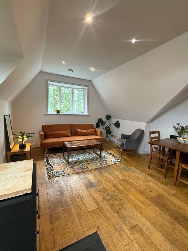 Room Avenue Road in Greater London