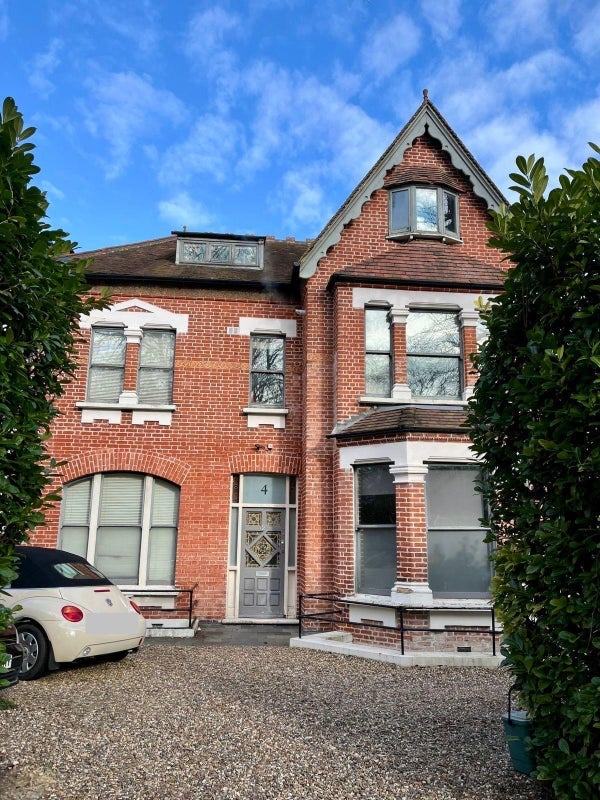 Room Avenue Road in Greater London