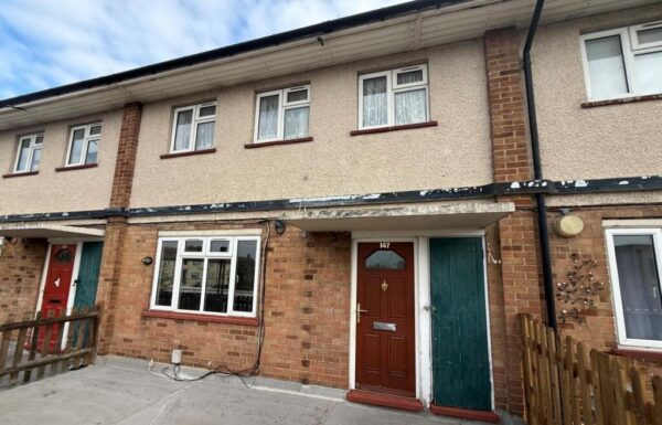 Flat Rose Lane in Greater London