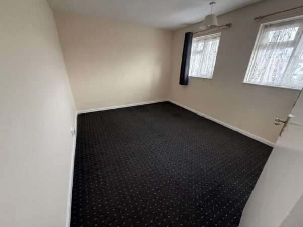 Flat Rose Lane in Greater London