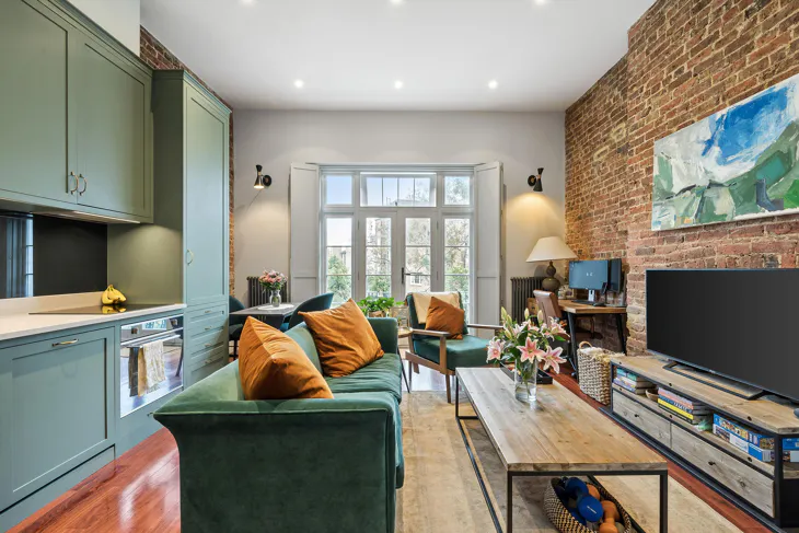 Flat Chepstow Crescent in Greater London