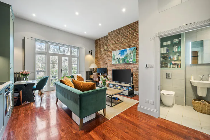 Flat Chepstow Crescent in Greater London