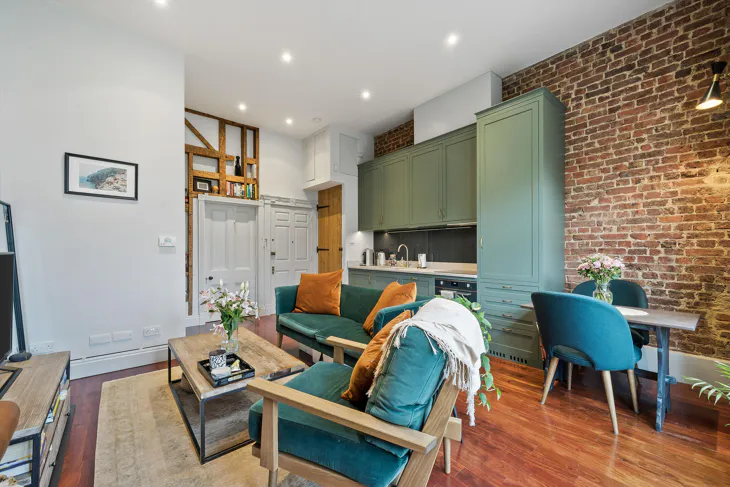 Flat Chepstow Crescent in Greater London