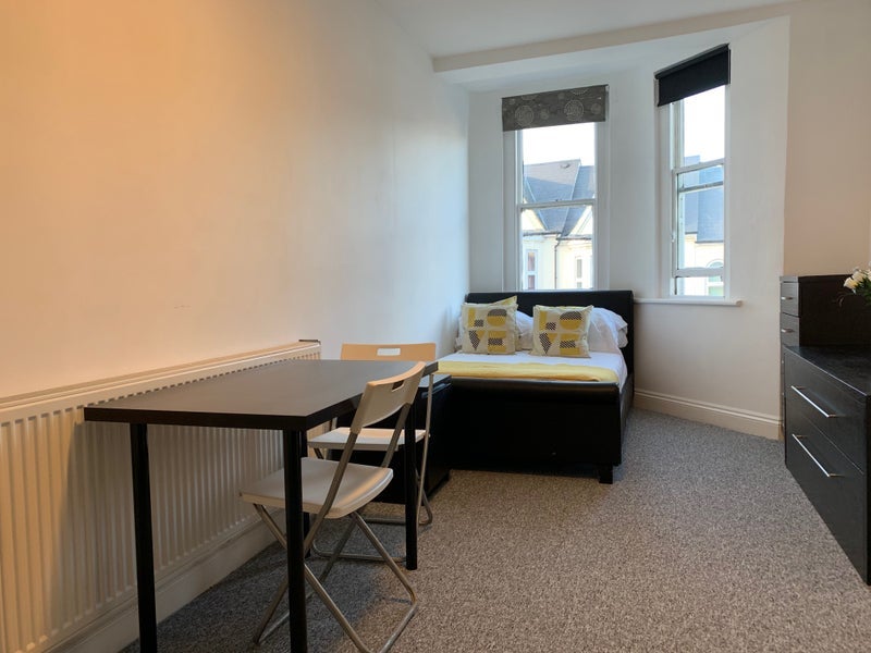 Room Adelaide Street in Luton