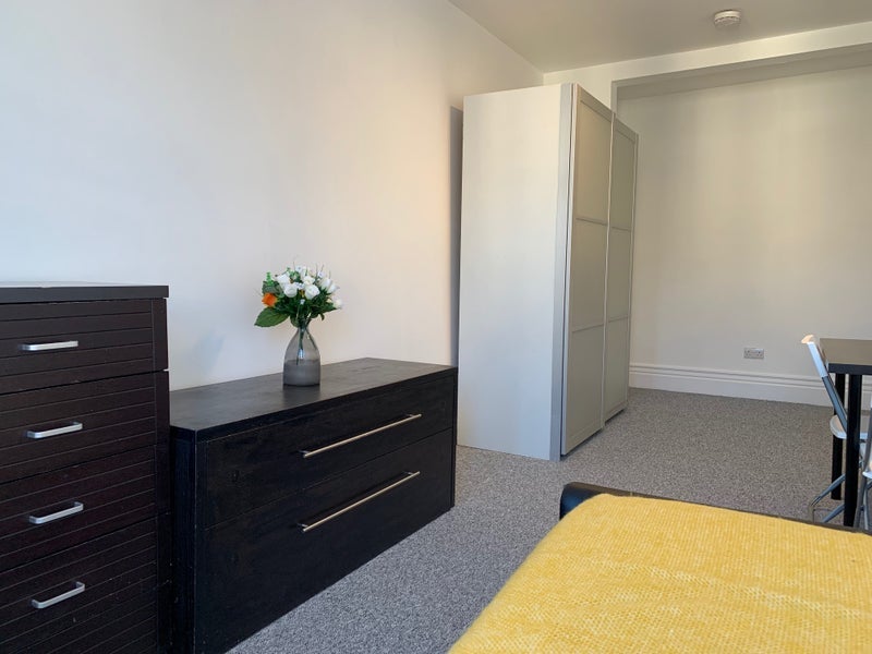 Room Adelaide Street in Luton