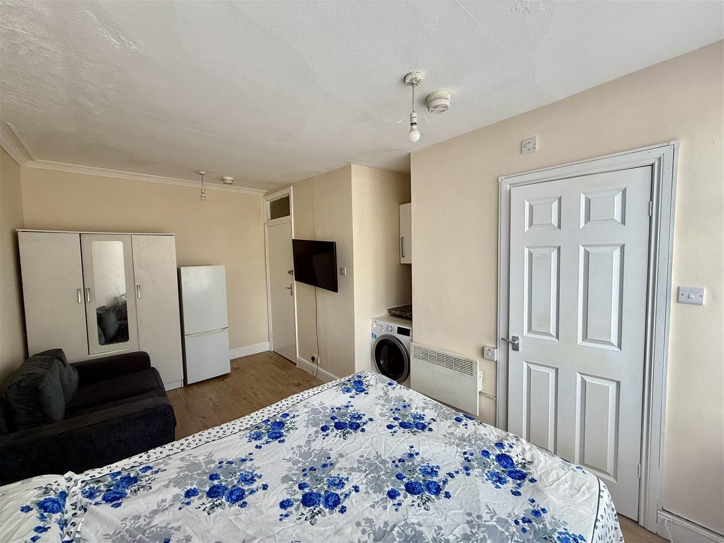 Room East Lane in Greater London