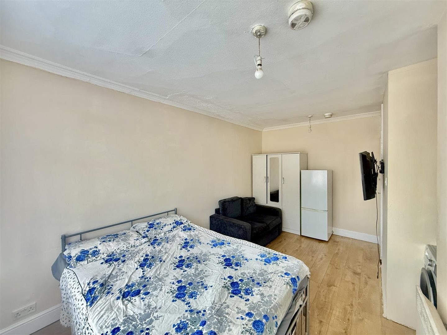 Room East Lane in Greater London