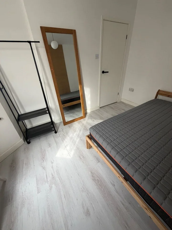 Room Connaught Road in Chatham