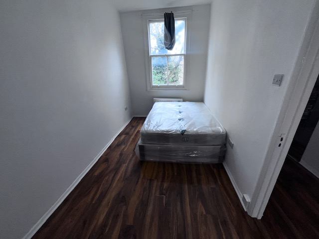 Flat Romola Road in Greater London