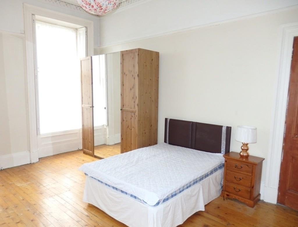 Flat Grosvenor Crescent in Glasgow