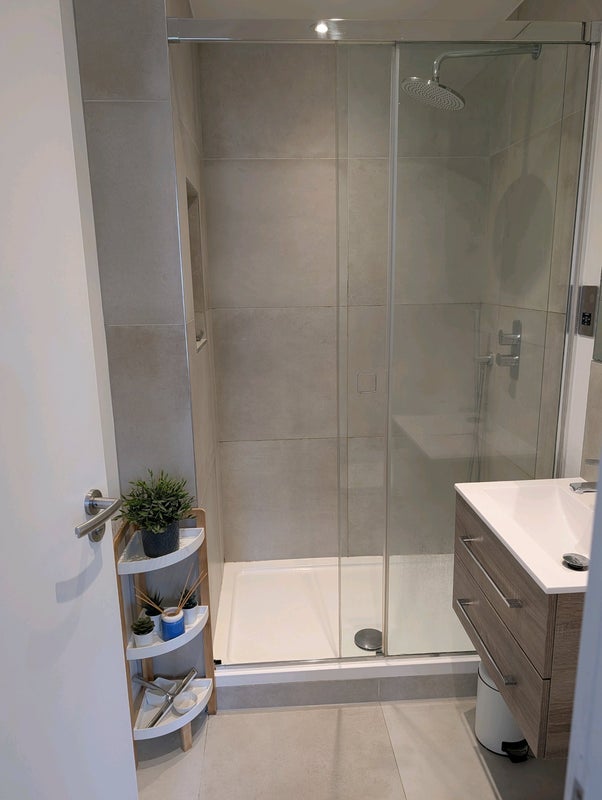 Room Quicks Road in Greater London