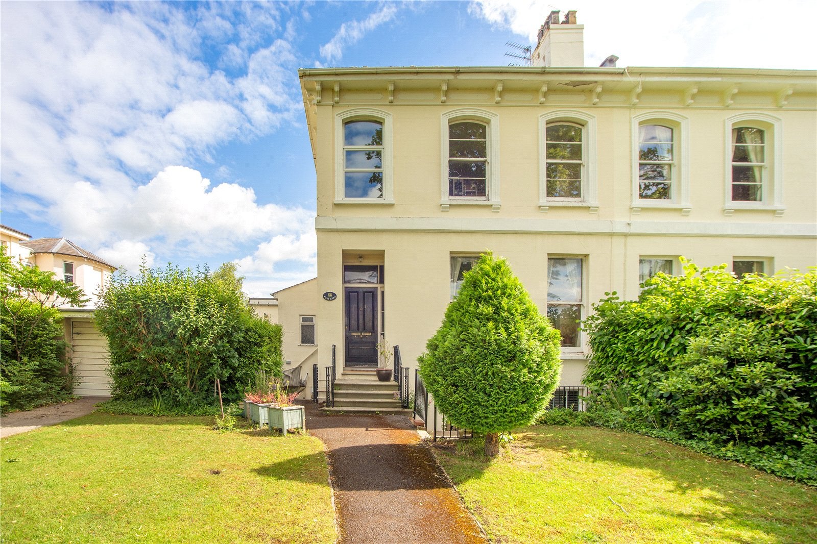 Flat Sydenham Road North in Cheltenham