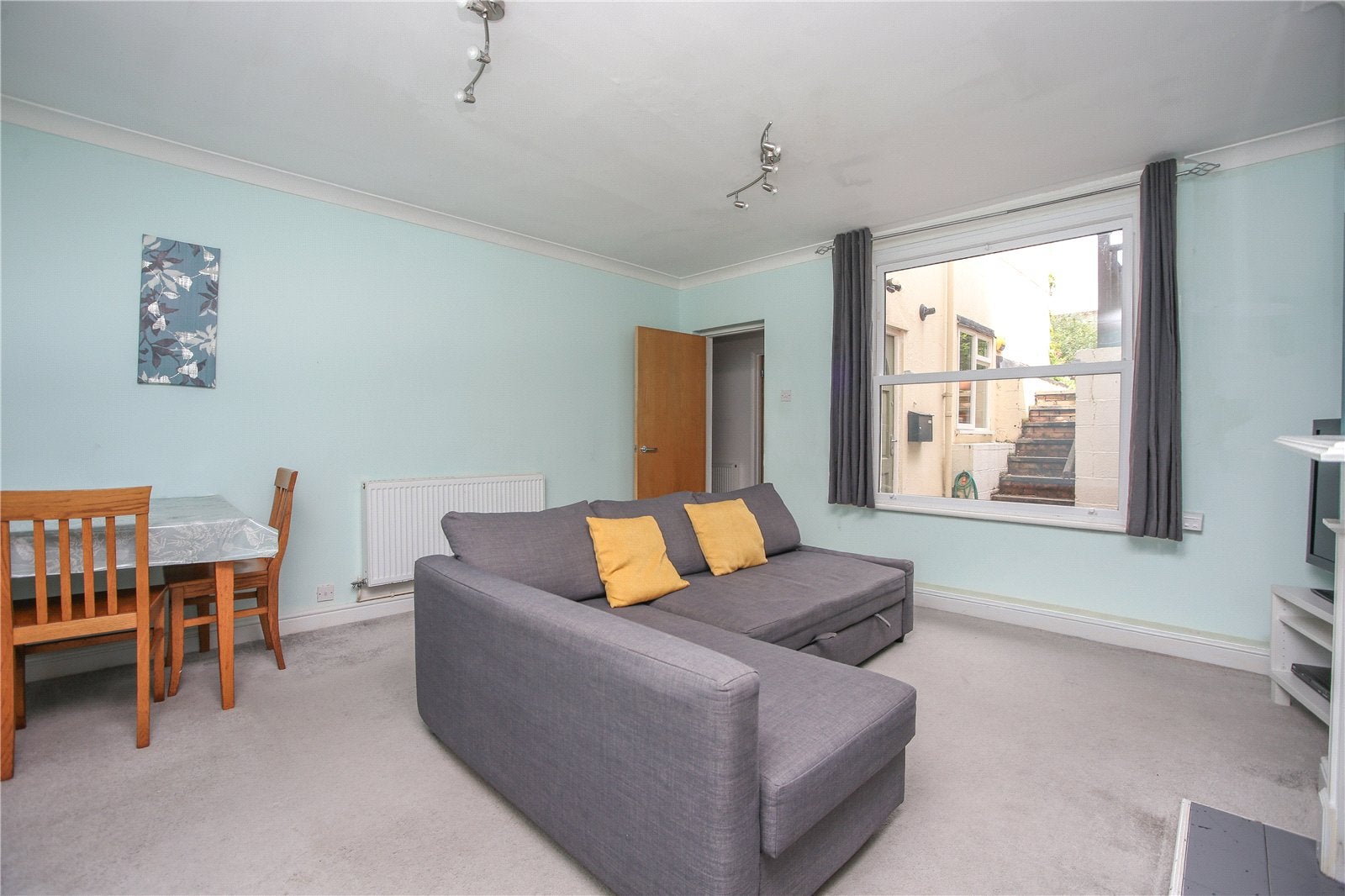 Flat Sydenham Road North in Cheltenham
