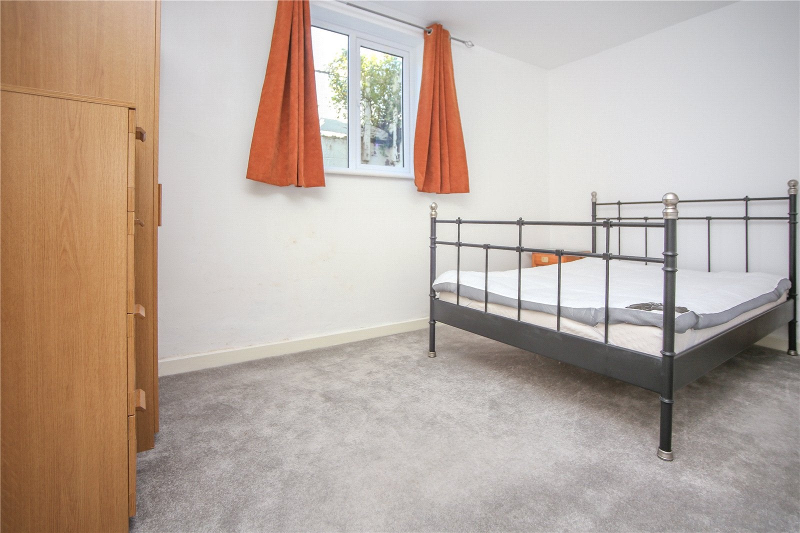 Flat Sydenham Road North in Cheltenham