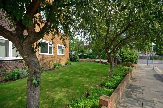 Flat Cranbrook Rise in Greater London