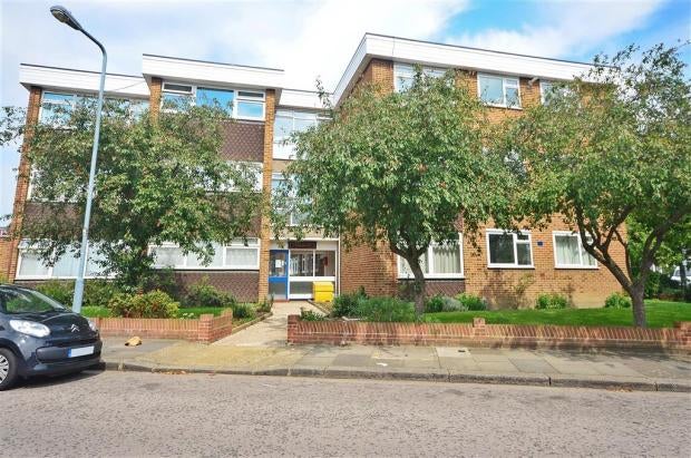 Flat Cranbrook Rise in Greater London