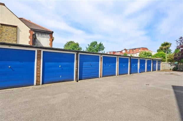 Flat Cranbrook Rise in Greater London