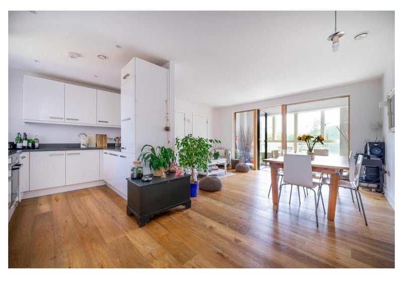 Room Mint Street in Greater London