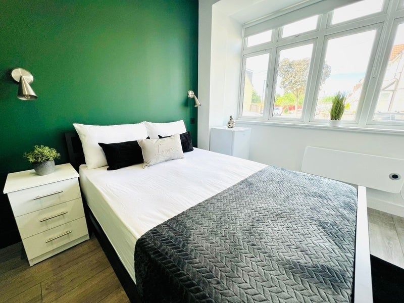 Room Farmhouse Road in Greater London