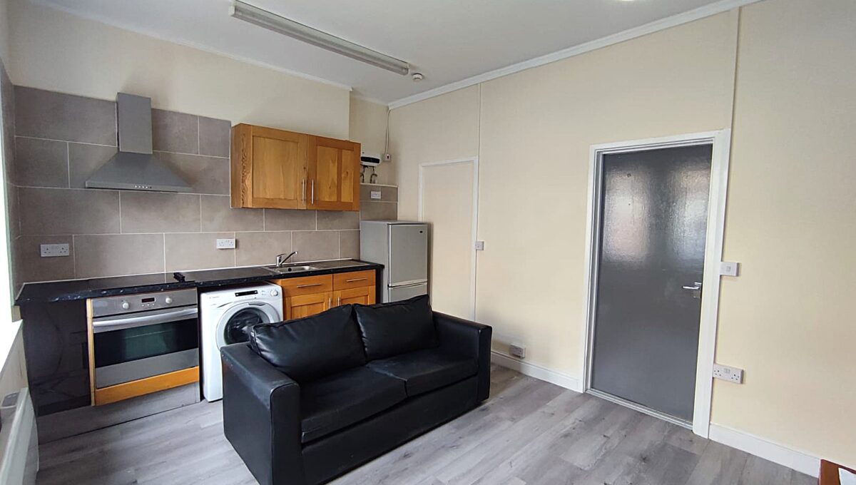 Flat North Luton Place in Cardiff