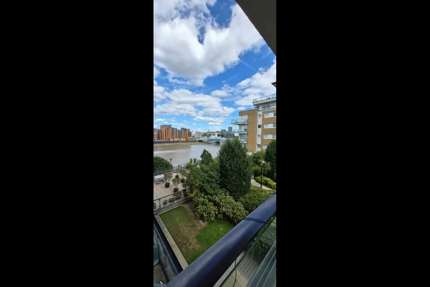 Flat Smugglers Way in Greater London