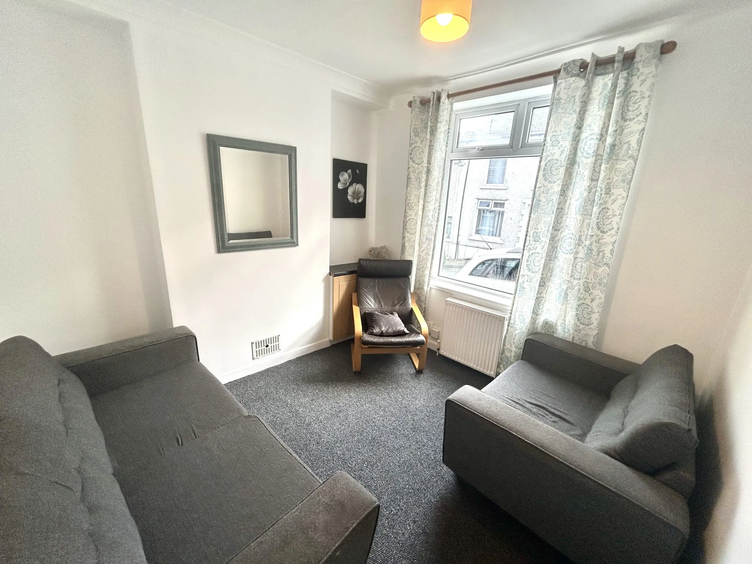 Room Birchwood Avenue in Pontypridd