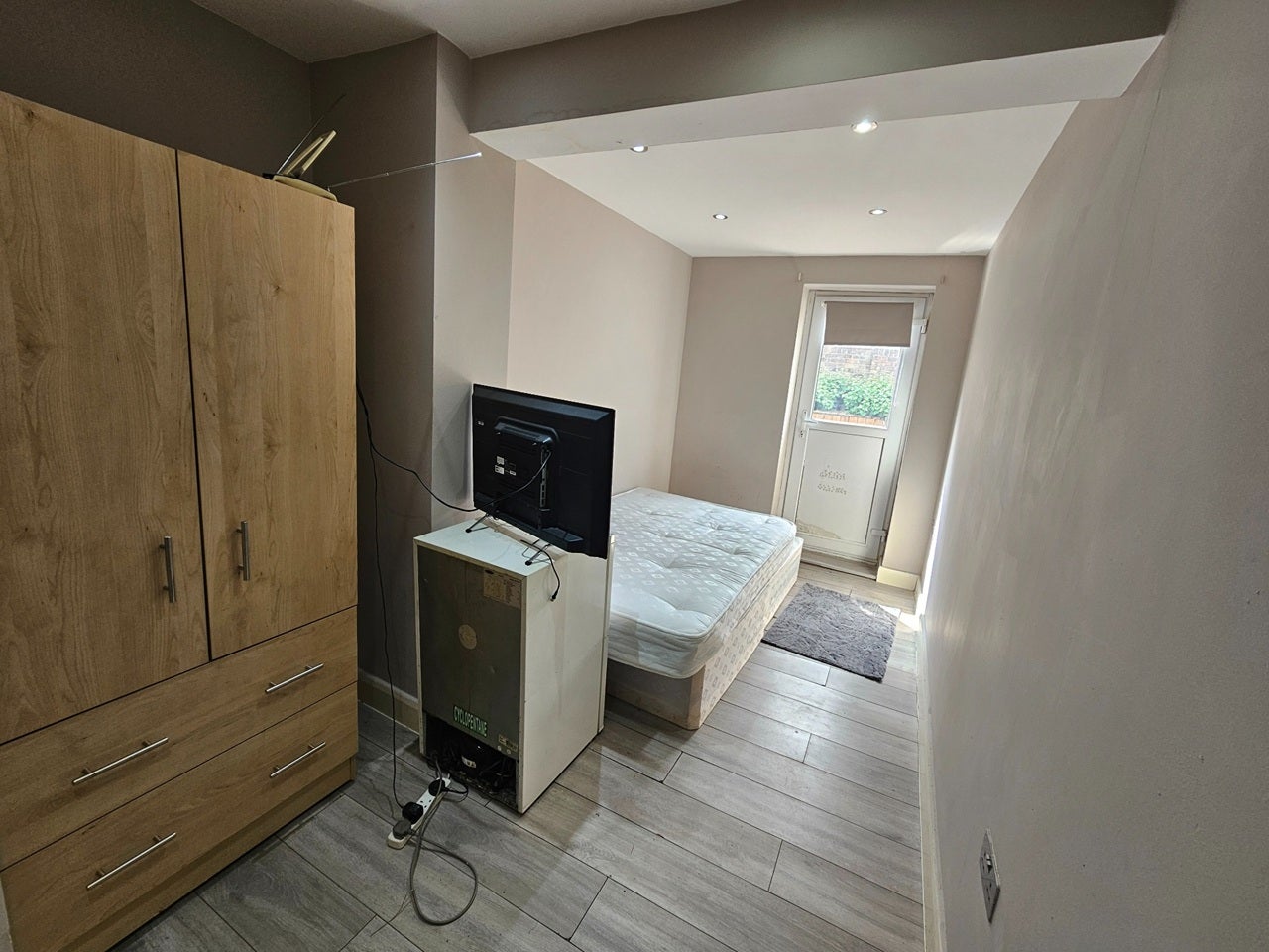 Flat Willingham Way in Greater London