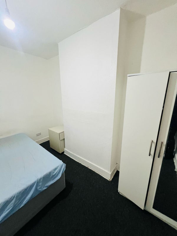 Room Coleridge Avenue in Greater London
