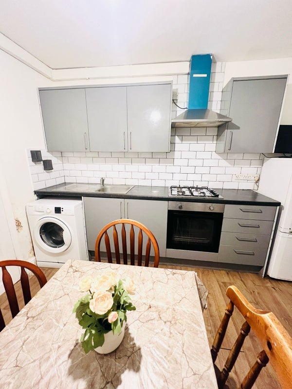 Room Coleridge Avenue in Greater London