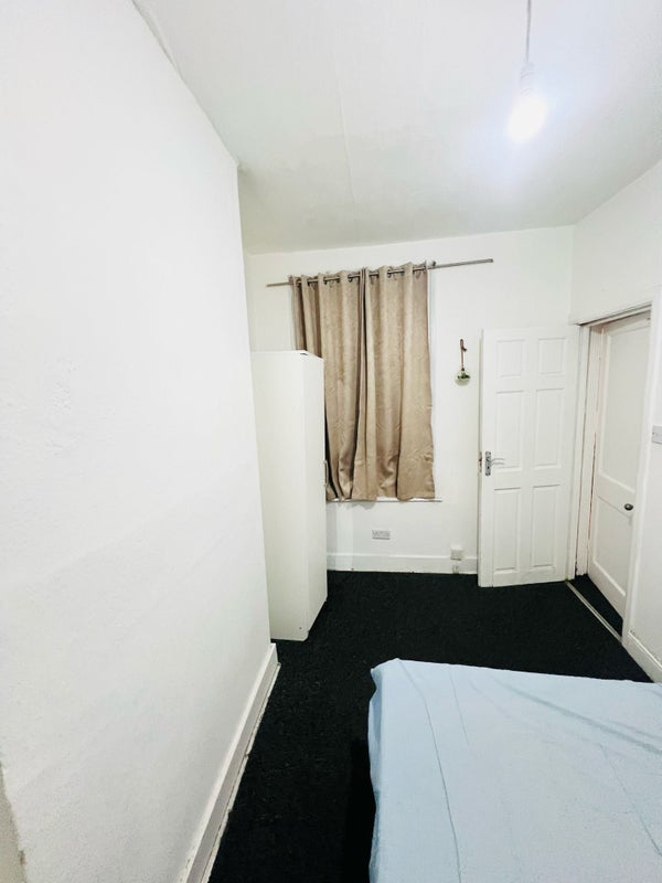 Room Coleridge Avenue in Greater London