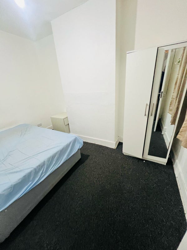 Room Coleridge Avenue in Greater London