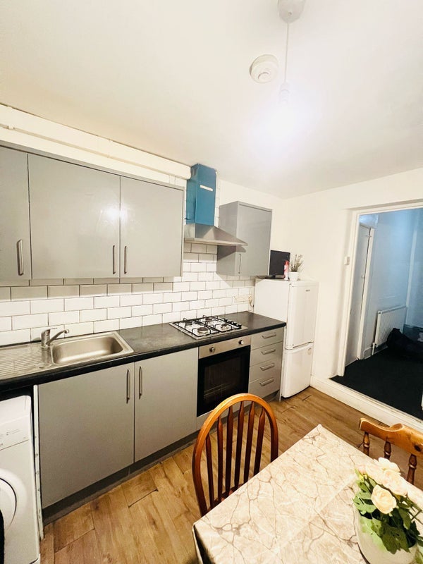 Room Coleridge Avenue in Greater London
