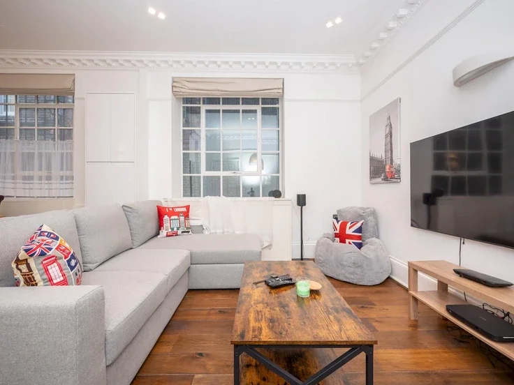 Flat East Passage in City of London