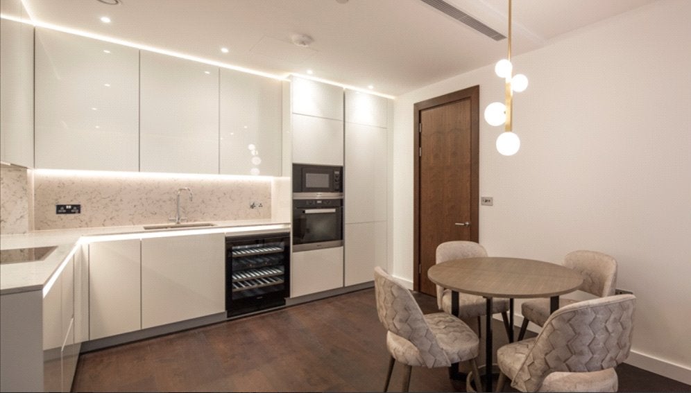 Flat Ponton Road in Greater London