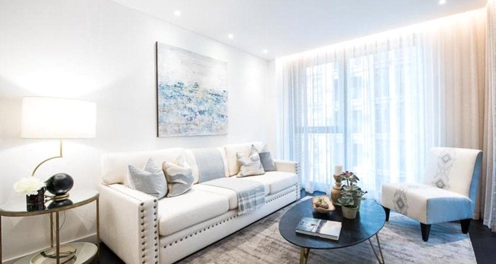 Flat Ponton Road in Greater London