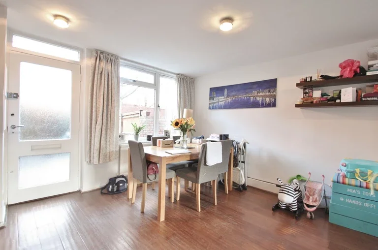 Flat Hammersmith Road in Greater London