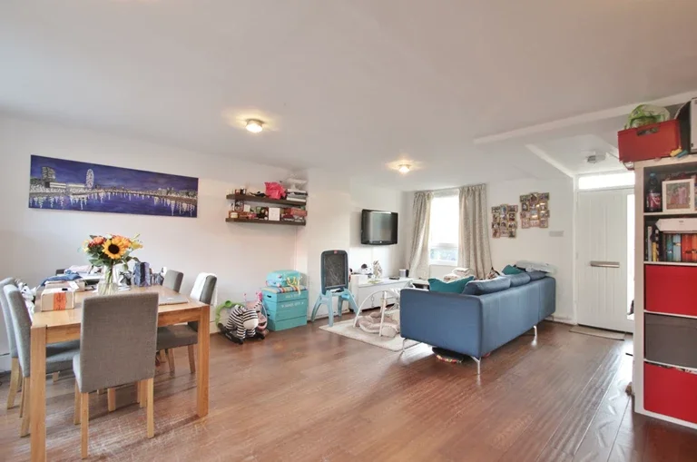 Flat Hammersmith Road in Greater London