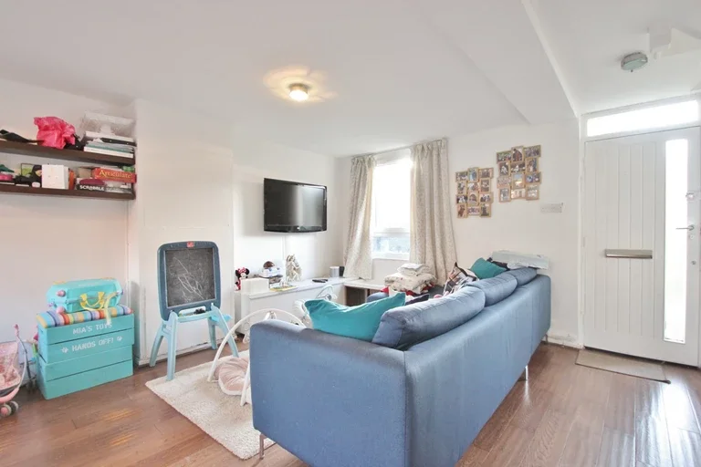 Flat Hammersmith Road in Greater London