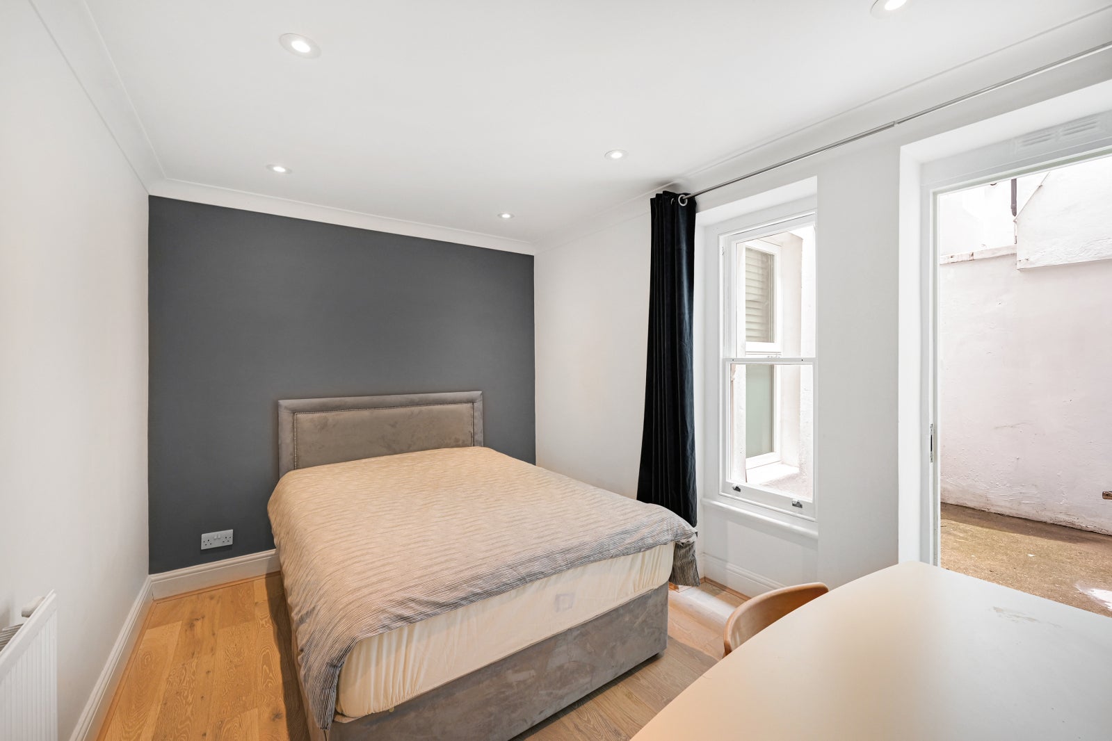Flat Courtfield Road in Greater London