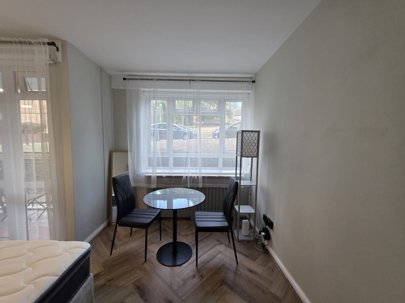 Room Albert Drive in Greater London