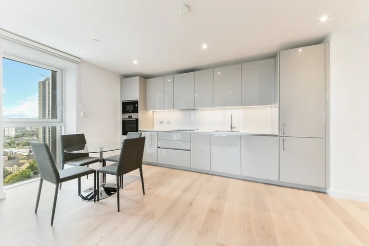 Flat Deacon Street in Greater London